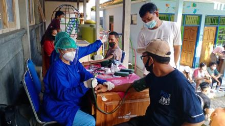 Tekan Penyebaran Virus Corona Dilaksanakan Vaksinasi Covid-19 Di Desa Giri Emas